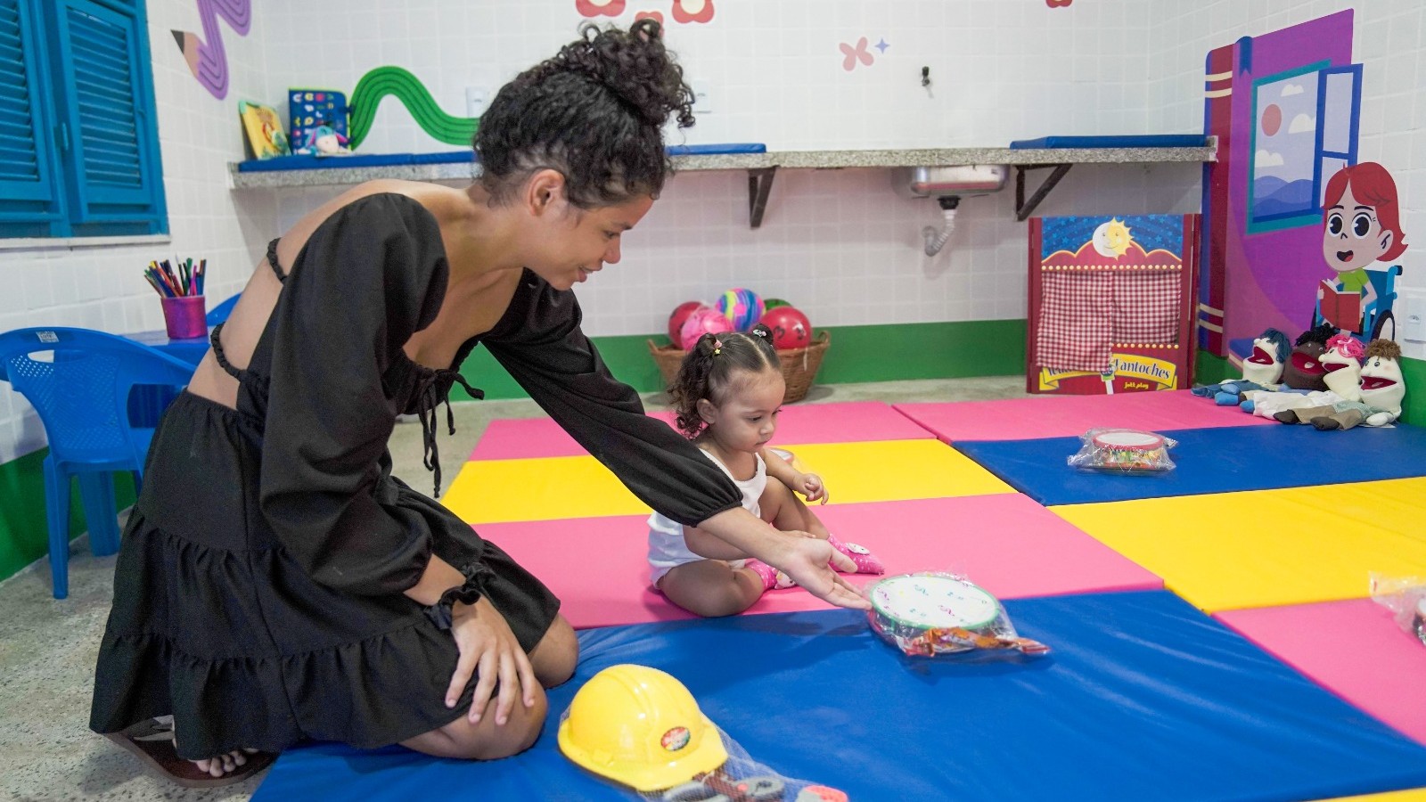 Raquel Evelin com a filha Olivia na brinquedoteca
